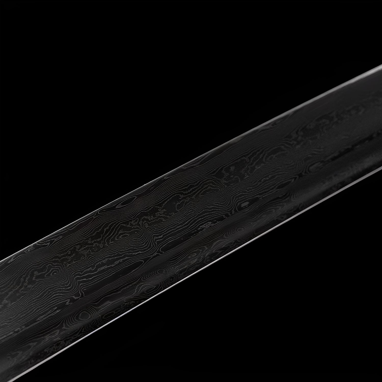 Shimokaminari Katana - 黒雪刀 — Griff-Detail mit Rochenhaut und Menuki