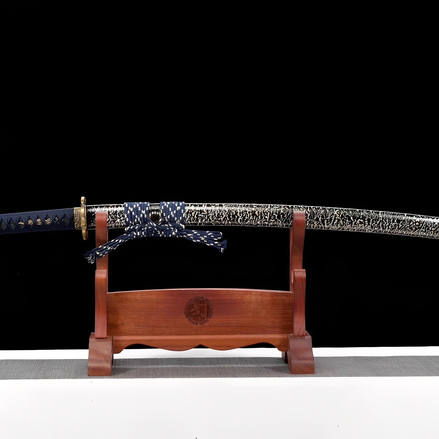 Shimokaminari Katana Saya-Detail mit dichtem weißen Crackle-Bruchmuster auf schwarzem Lack