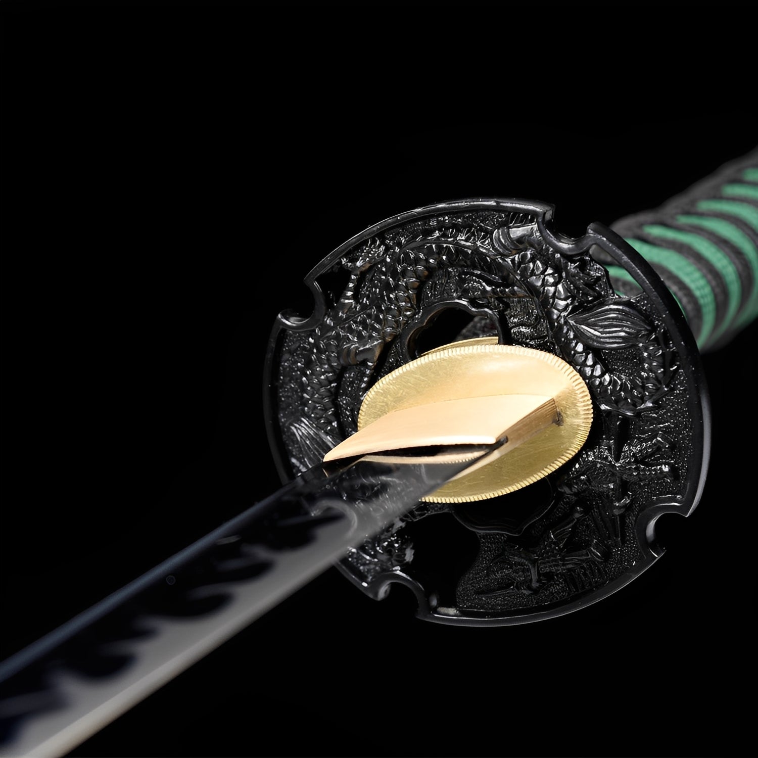 Shirakawa Katana - 白川水 — Tsuba Nahaufnahme und Ito-Wicklung