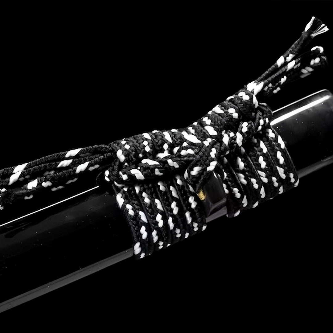 Shirokuro Katana (T10-Stahl & Hamon) - 白黒 — Griff-Detail mit Rochenhaut und Menuki