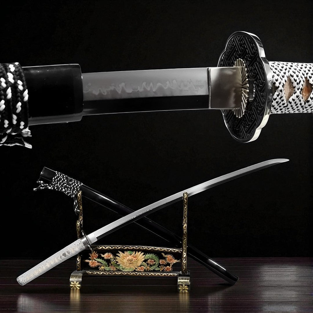 Shirokuro Katana auf kunstvollem Ständer mit weißem Seiden-Griff und schwarzer Saya