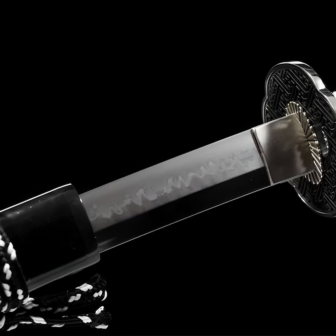 Shirokuro Katana Nahaufnahme der T10-Klinge mit prominenter Hamon-Härtelinie