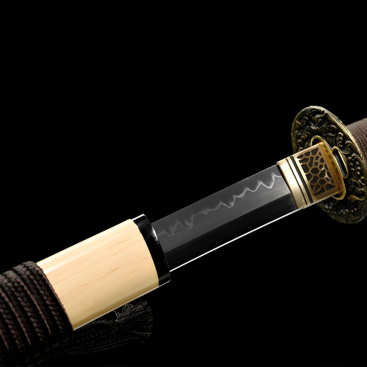 Shizukesa Katana Nahaufnahme der T10-Klinge mit echtem lehmgehärteten Hamon