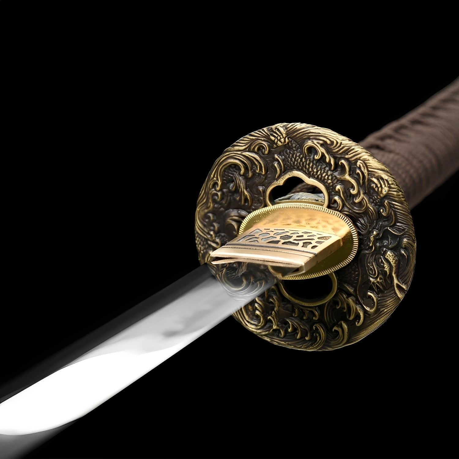 Shizukesa Katana auf kunstvollem Ständer mit creme-lackierter Saya und echtem Horn-Koiguchi