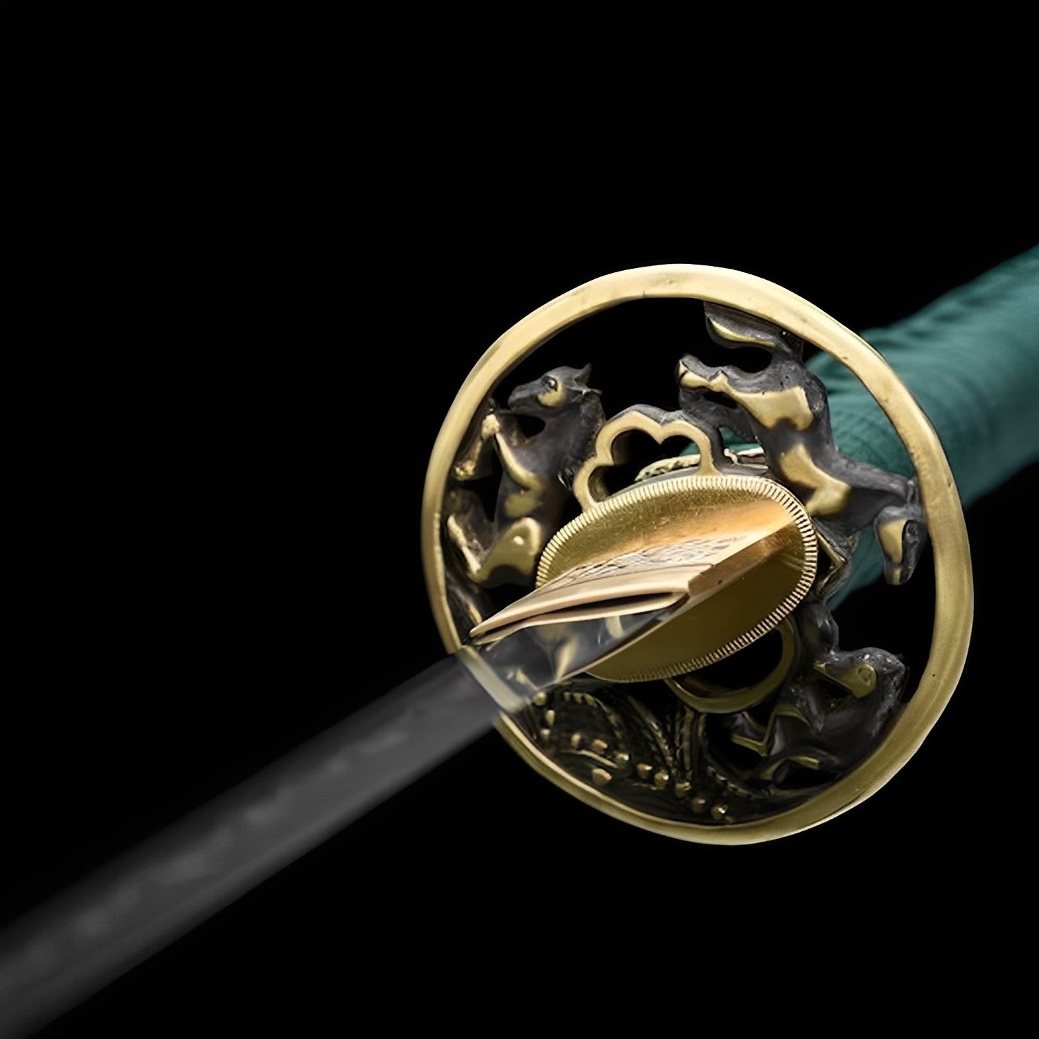 Smaragd Katana - 翡翠魂刀 — Saya und Griff Detail mit Beschlägen