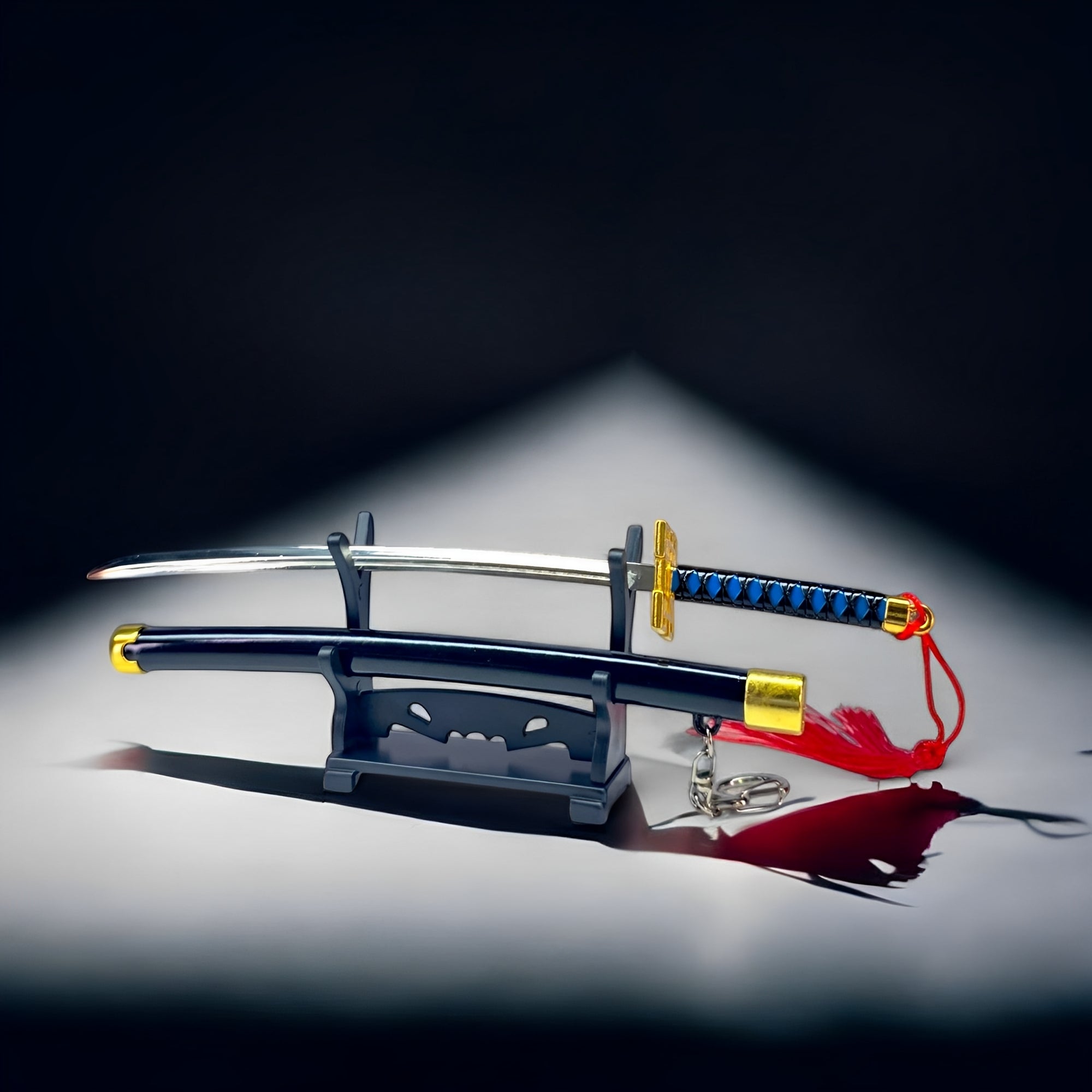 Tokitou Muichirou Mini-Katana — Komplett-Ansicht auf Display-Ständer