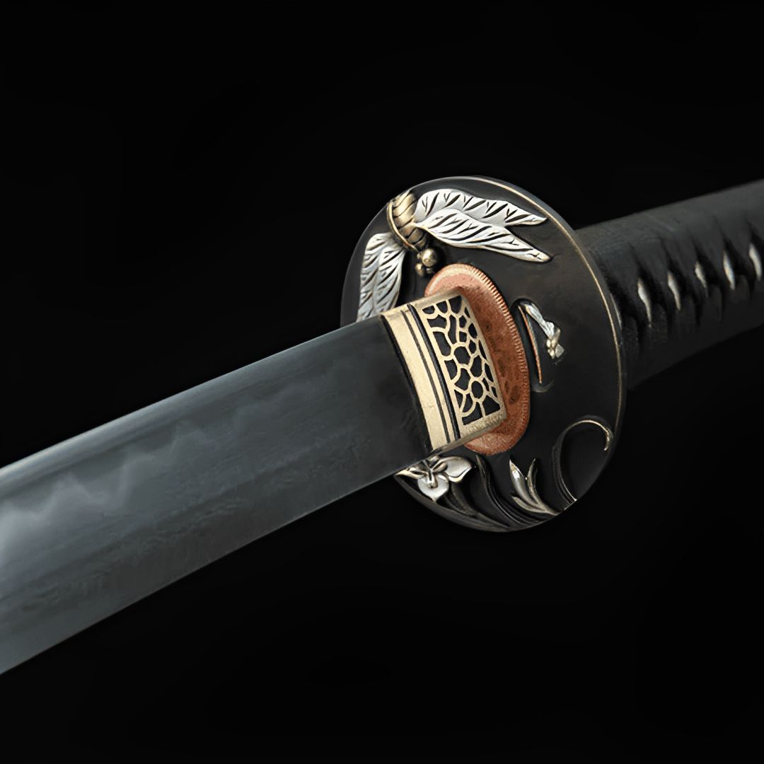 Tombo Katana auf schwarzem Ständer mit dreifarbigem Tsuba und skulptierter silberner Libelle