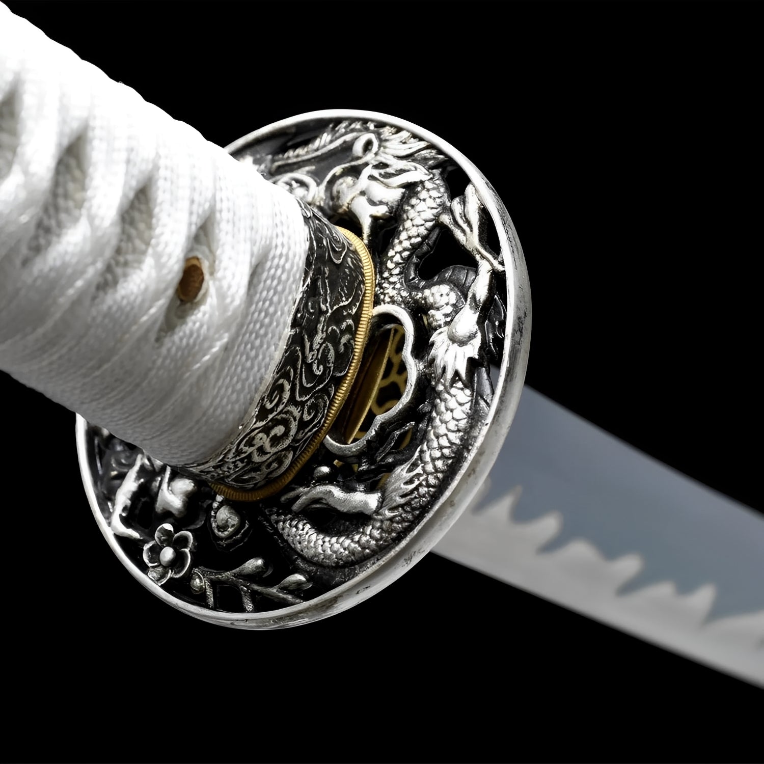Weißes Katana-Schwert auf Display-Ständer mit voll-weißer Klinge und weißer Saya