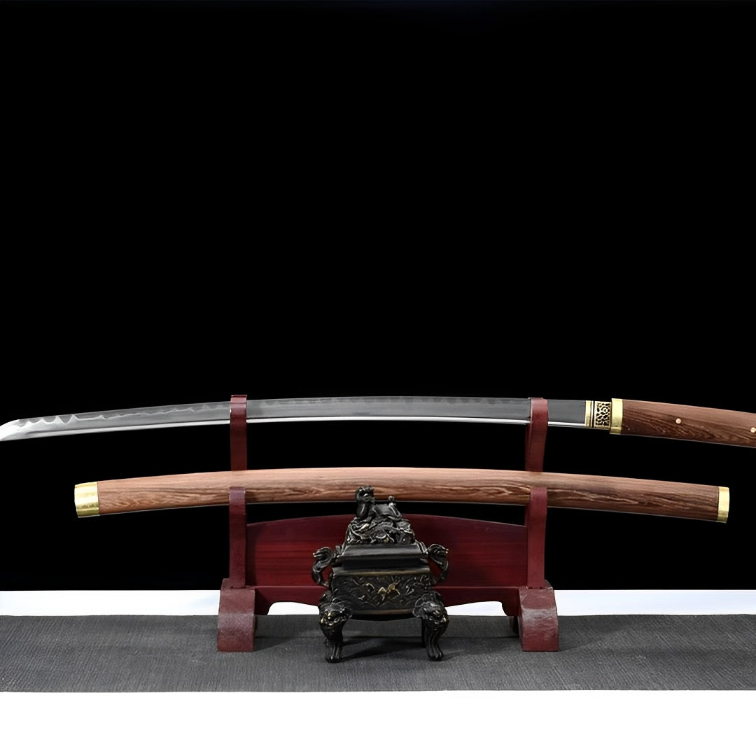 Hölzernes Katana-Schwert - 木製の — Griff-Detail mit Rochenhaut und Menuki
