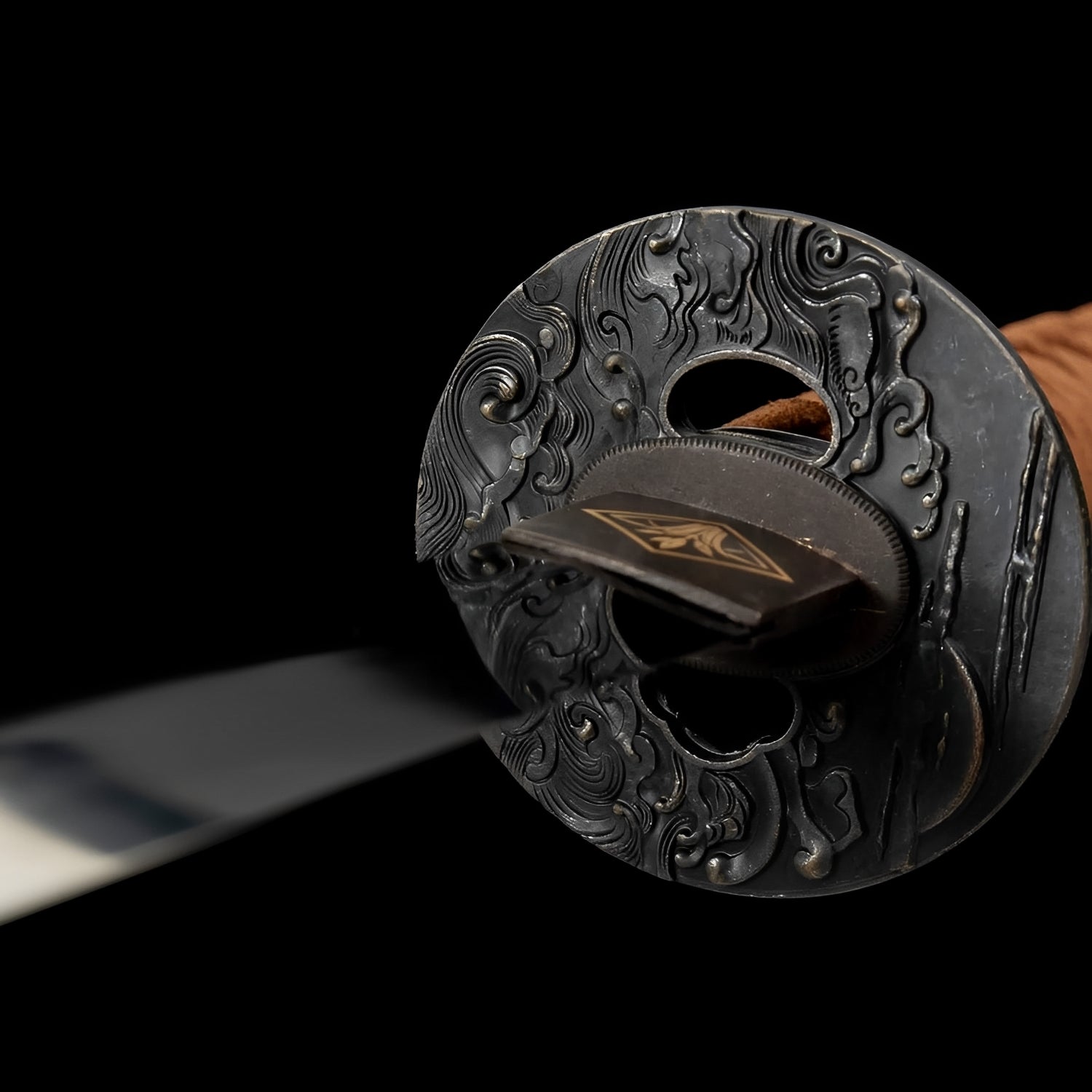 Yamitsuki Katana auf Display-Ständer mit bernsteinfarbener Holz-Saya und sichtbarer Maserung