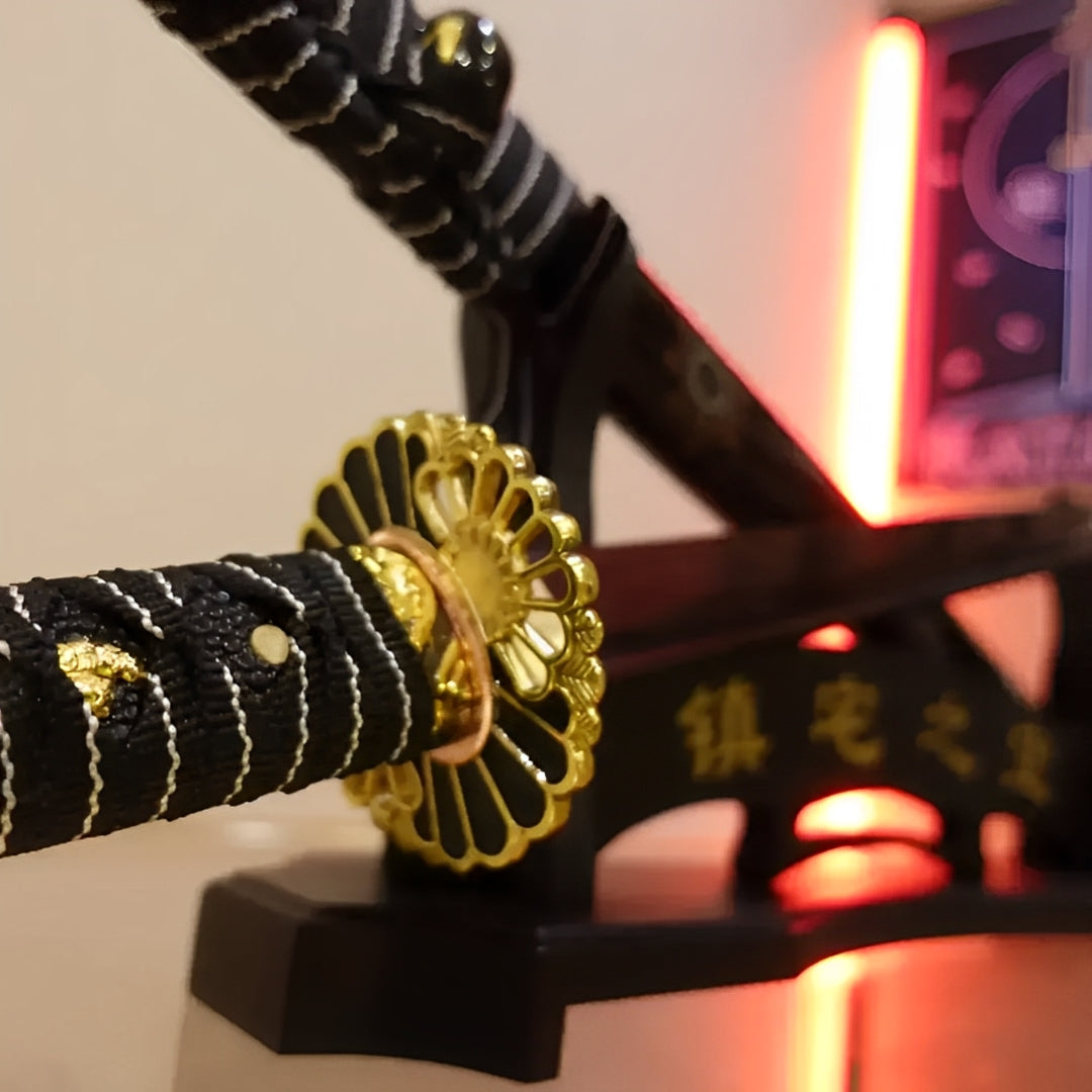 Yoru no Kage Ninjato mit blau-violett-lila Dämmerungs-Gradient-Klinge und goldenem Mandala-Tsuba