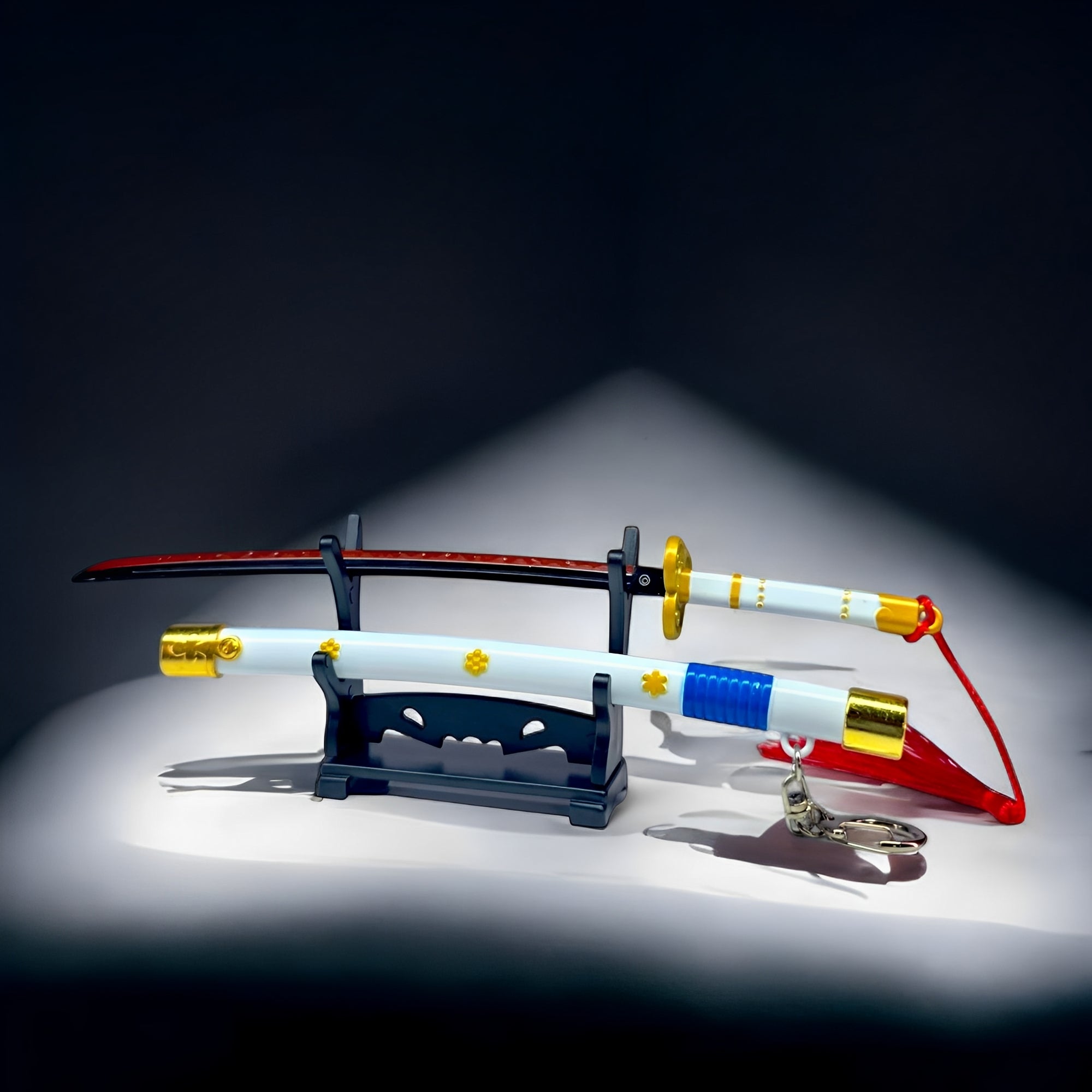 Zoro Ame No Habakiri Mini-Katana — Komplett-Ansicht auf Display-Ständer