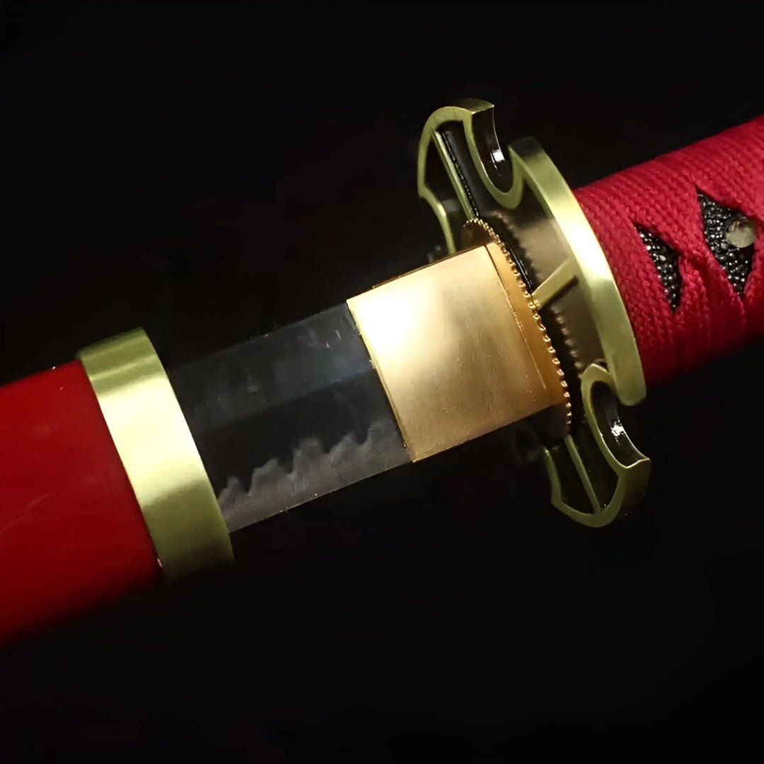 Zoro Katana Nahaufnahme der polierten Klinge mit sichtbarer Hamon und kunstvollem goldenem Tsuba