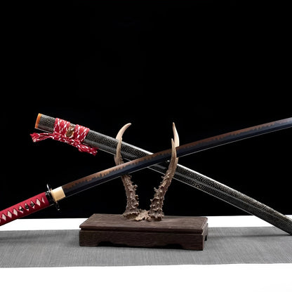 Akagane Katana auf bronzefarbenem Ständer mit echter grauer Rochenhaut-Saya