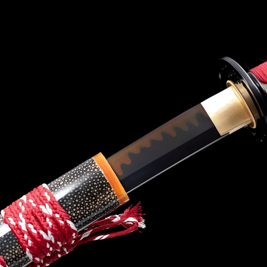 Akagane Katana Nahaufnahme der T10-Klinge mit echtem Hamon und bernsteinfarbenem Gradient