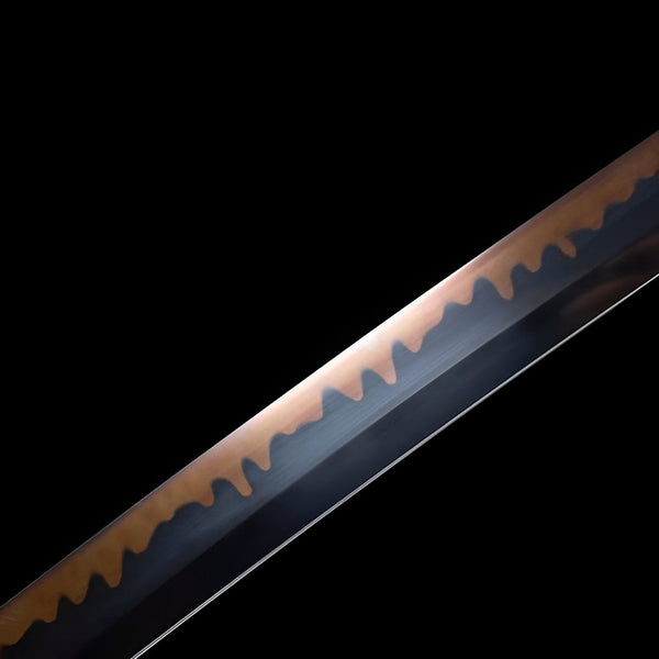 Akagane Katana (T10-Stahl, echter Hamon & Rochenhaut) - 赤金 — Tsuba Nahaufnahme und Ito-Wicklung