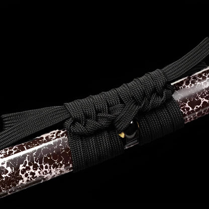 Akanokiba Katana - 赤の牙 — Griff-Detail mit Rochenhaut und Menuki