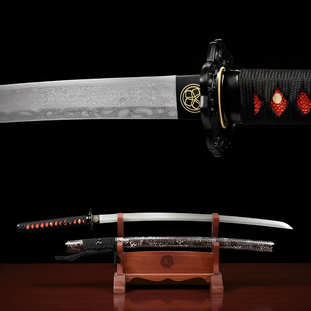 Akanokiba Katana Gesamtansicht auf naturbelassenem Holzständer mit dunkelbrauner Crackle-Saya