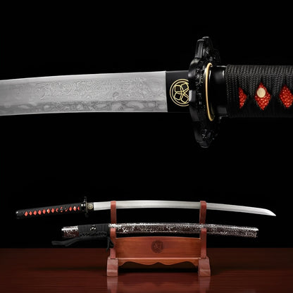 Akanokiba Katana Gesamtansicht auf naturbelassenem Holzständer mit dunkelbrauner Crackle-Saya