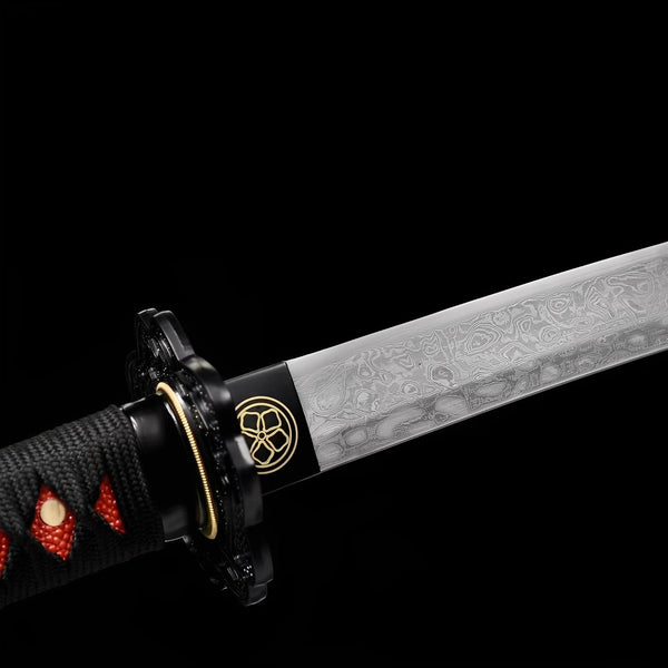 Akanokiba Katana Nahaufnahme der Damaststahlklinge mit dichter gefalteter Wolkenmaserung