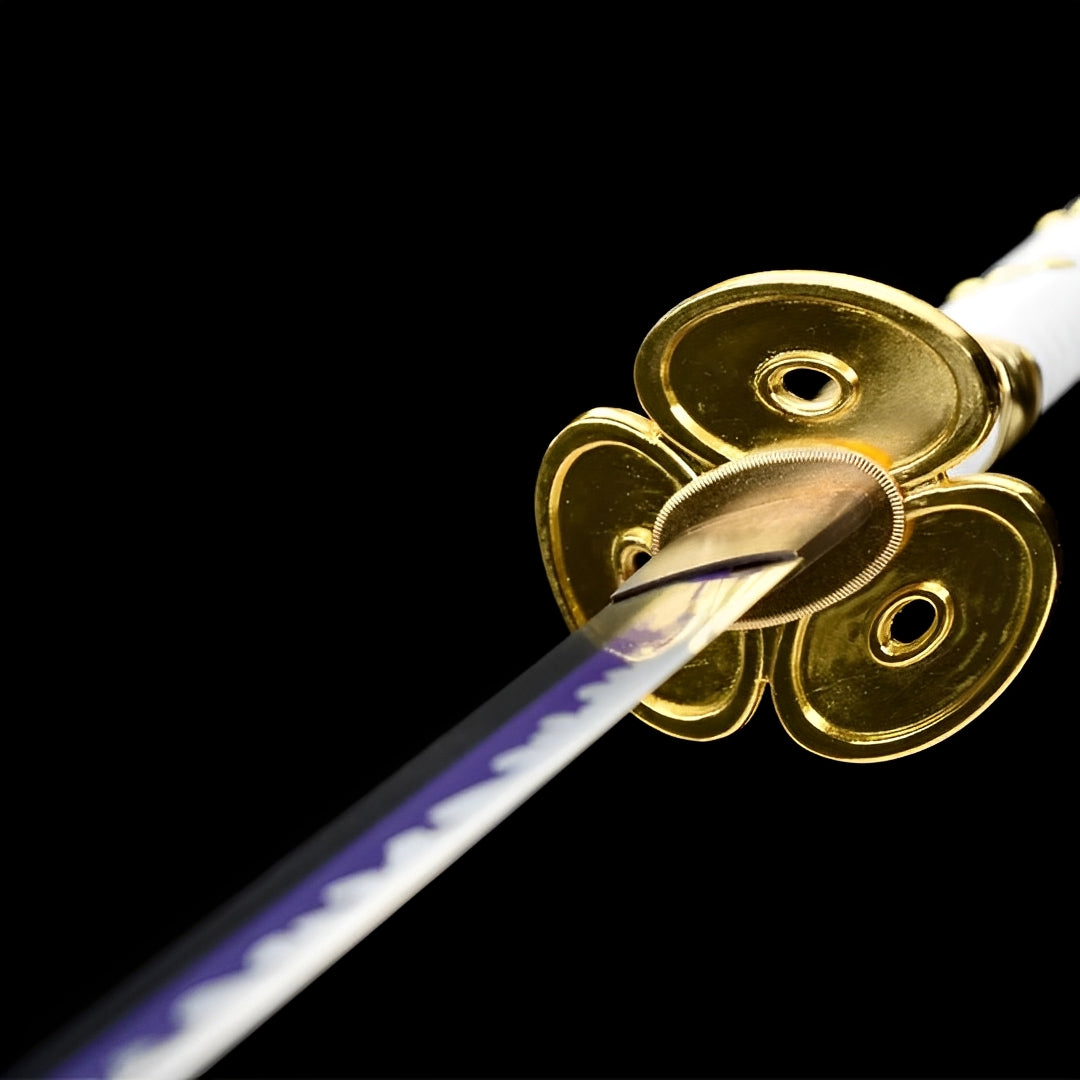 Ame no Habakiri Katana auf Display-Ständer mit weißer Saya mit blauen Wolken-Mustern und blau-weißem Griff
