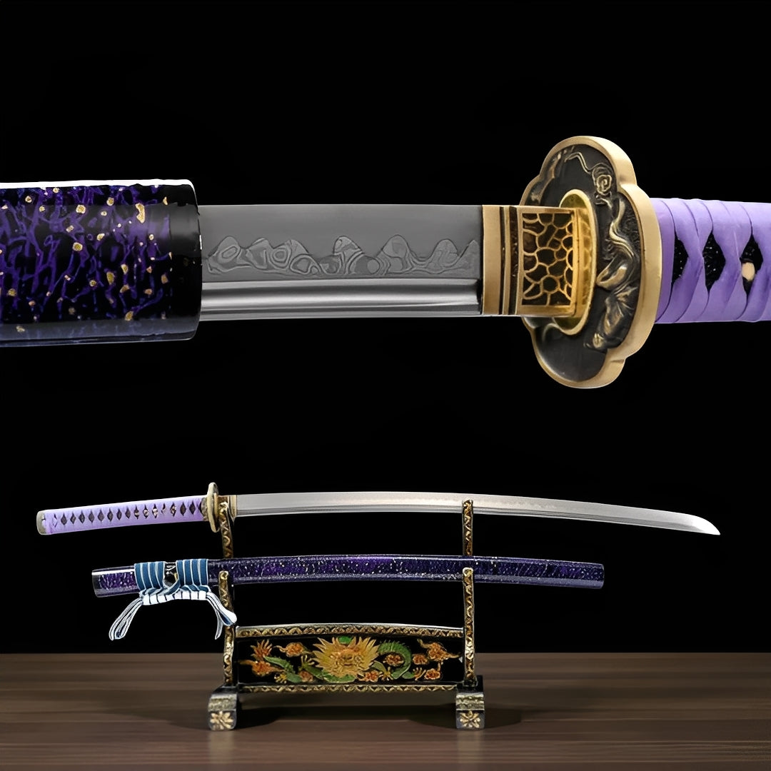 Amethyst Nebel Katana - 星雲魂刀 — Komplett-Ansicht mit Saya und Display-Ständer