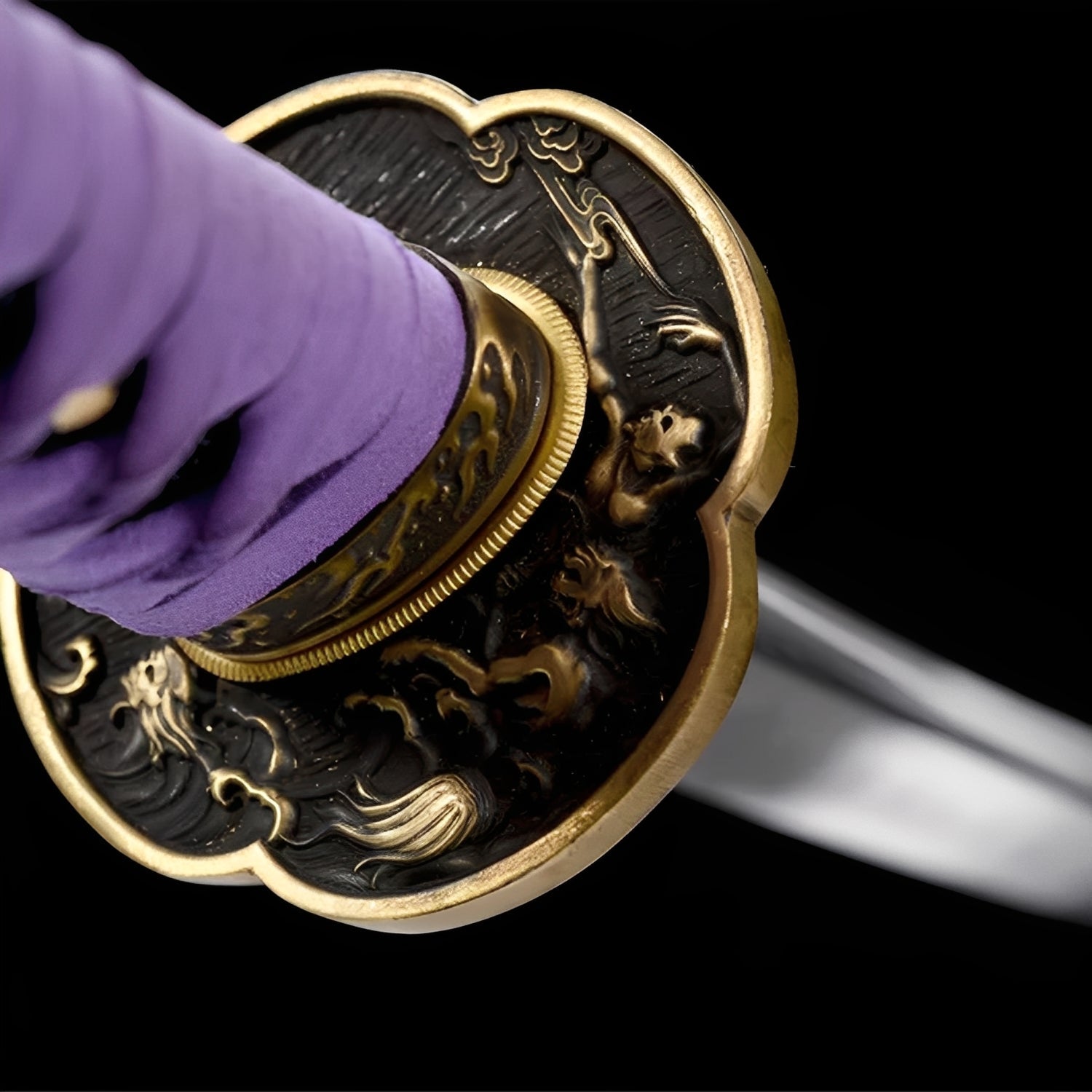 Amethyst Nebel Katana - 星雲魂刀 — Tsuba Nahaufnahme und Ito-Wicklung