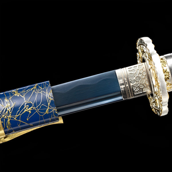 Aoi Seika Katana Nahaufnahme der blauen 1060-Stahlklinge mit Hamon und chrom-goldenem Tsuba