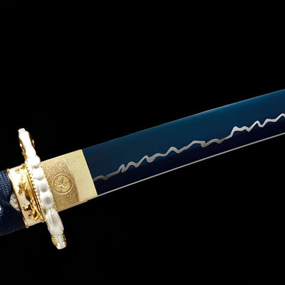 Aokami Katana Nahaufnahme der blauen Klinge mit weißen erhabenen Wellen-Blitz-Gravuren