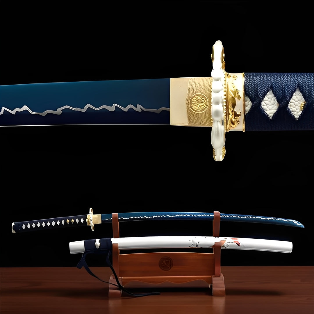 Aokami Katana auf Holzständer mit glänzend marineblauer Saya und weißer Koi-Sekundärsaya