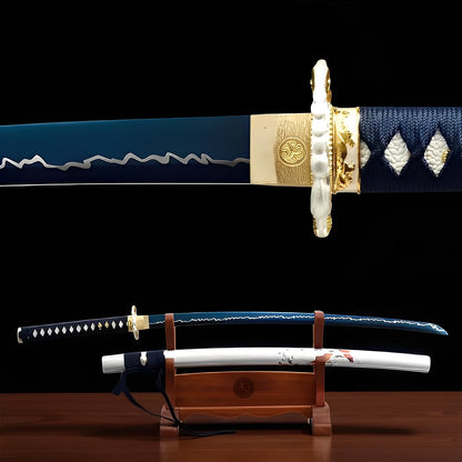 Aokami Katana auf Holzständer mit glänzend marineblauer Saya und weißer Koi-Sekundärsaya