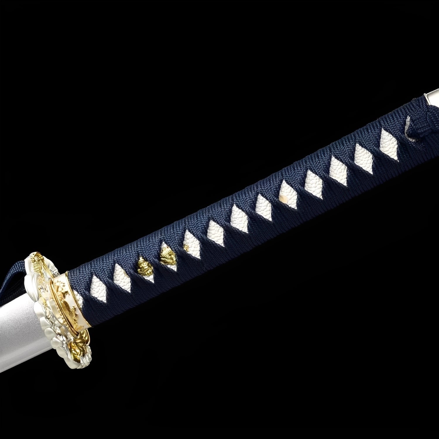 Aokami Katana - 聖霊剣 — Klingen-Detail Nahaufnahme mit sichtbarem Stahl