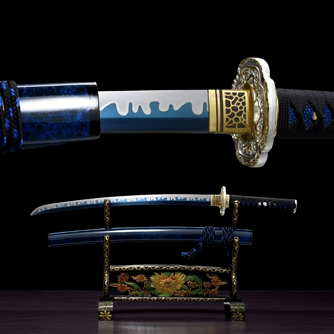 Aonami Wakizashi (T10-Stahl) - 青波 — Komplett-Ansicht mit Saya auf Holz-Display-Ständer