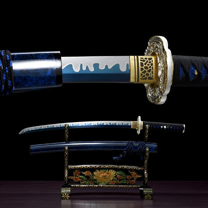 Aonami Wakizashi (T10-Stahl) - 青波 — Komplett-Ansicht mit Saya auf Holz-Display-Ständer