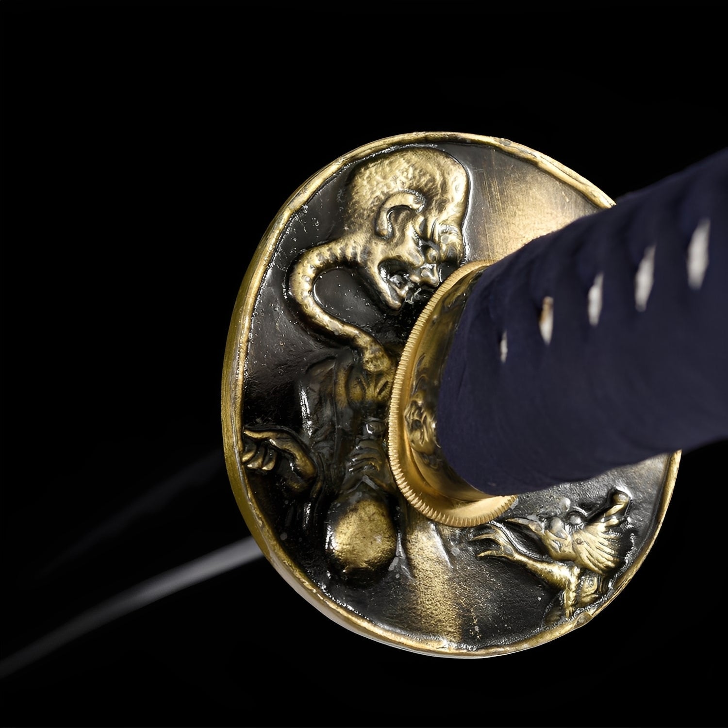 Arashi no Kiri Katana - 霧嵐刀 — Griff-Detail mit Rochenhaut und Menuki