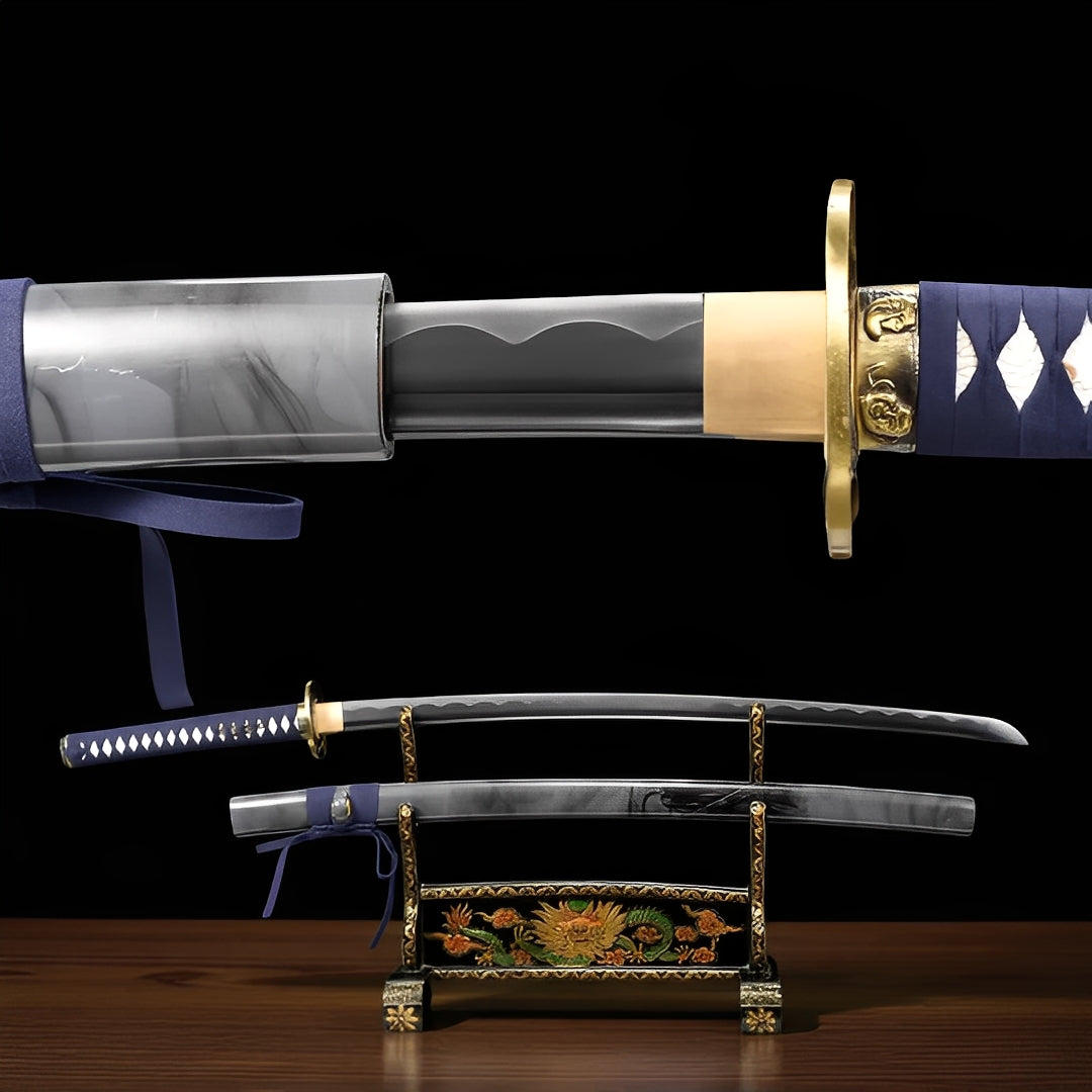 Arashi no Kiri Katana auf kunstvollem Ständer mit rauchgrauer Saya und marineblauem Griff