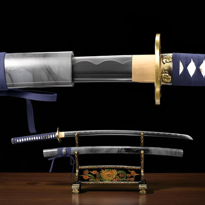Arashi no Kiri Katana auf kunstvollem Ständer mit rauchgrauer Saya und marineblauem Griff