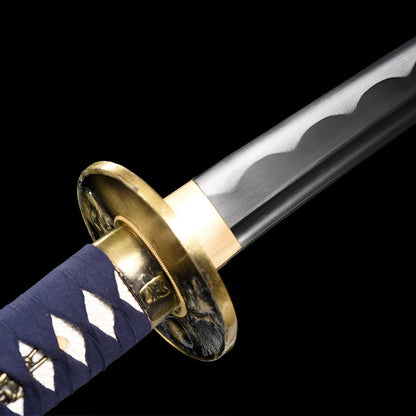 Arashi no Kiri Katana auf kunstvollem Ständer mit rauchgrauer Saya und marineblauem Griff