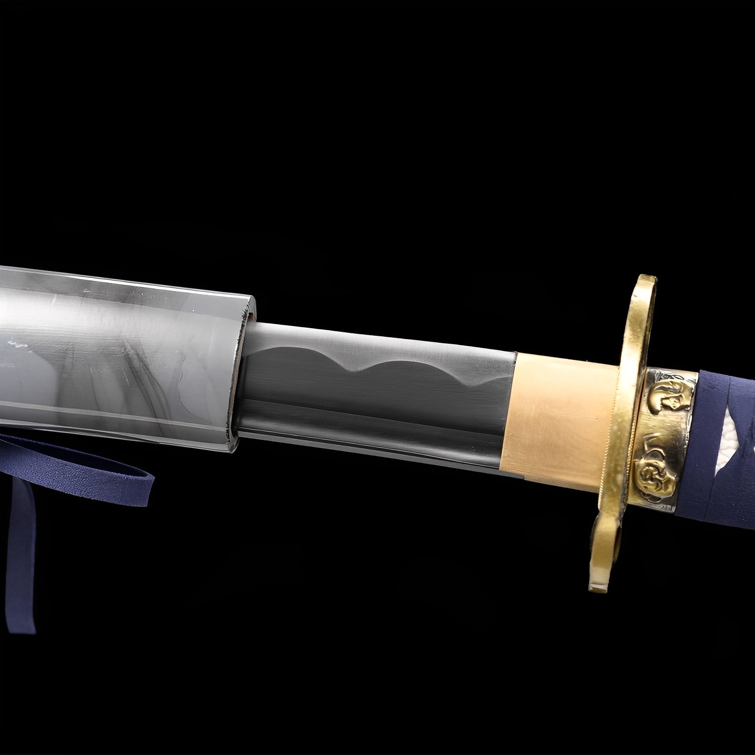 Arashi no Kiri Katana Nahaufnahme des Sturm-Gradienten mit weißen Bambus-Gravuren