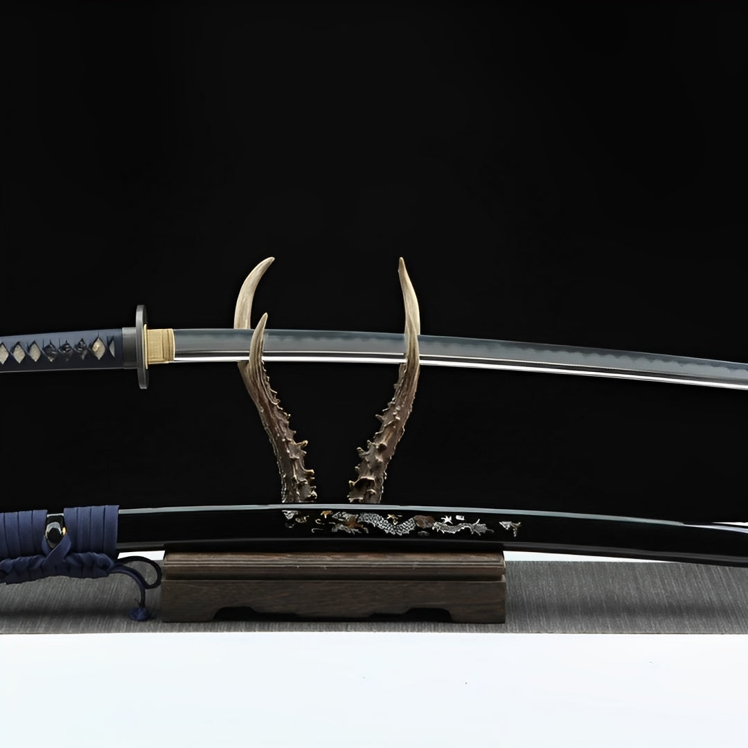 Atsu Katana auf bronzefarbenem Ständer im Horn-Stil mit Muschel-Saya und Drachen-Gravur