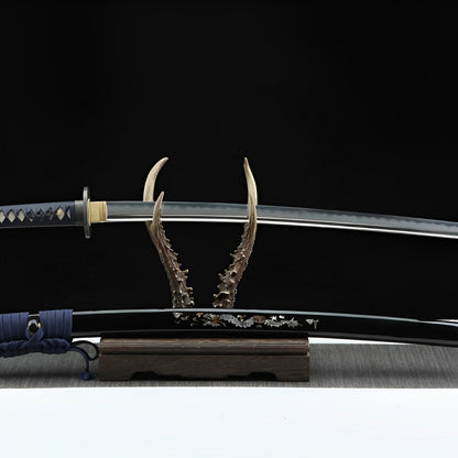 Atsu Katana auf bronzefarbenem Ständer im Horn-Stil mit Muschel-Saya und Drachen-Gravur