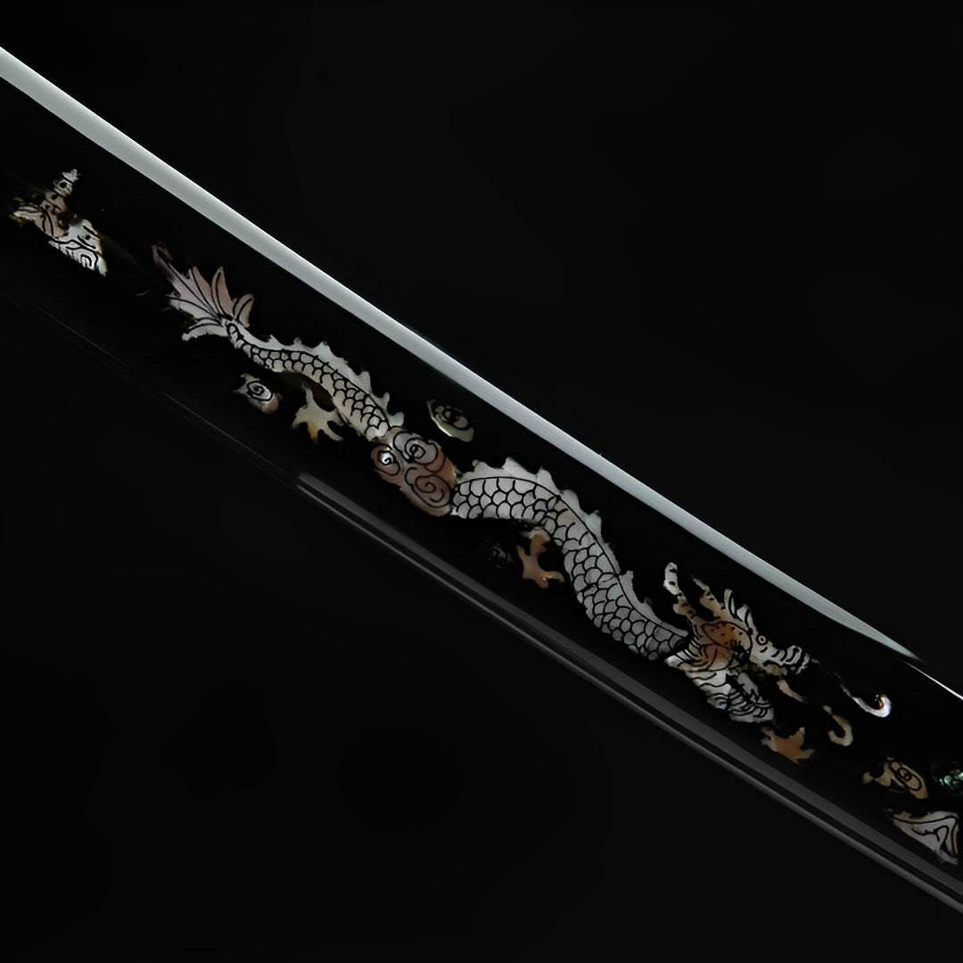Atsu Katana (Damaststahl & echter Hamon) - 竜巻 — Griff-Detail mit Rochenhaut und Menuki