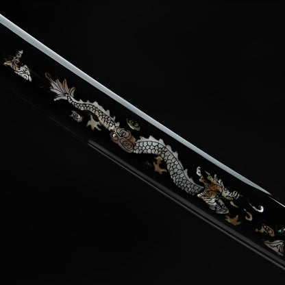 Atsu Katana (Damaststahl & echter Hamon) - 竜巻 — Griff-Detail mit Rochenhaut und Menuki