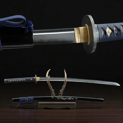 Atsu Katana auf bronzefarbenem Ständer im Horn-Stil mit Muschel-Saya und Drachen-Gravur