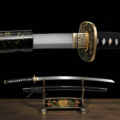 Aurora Katana auf kunstvollem Ständer mit glänzend schwarzer Saya und goldenem Konstellations-Muster