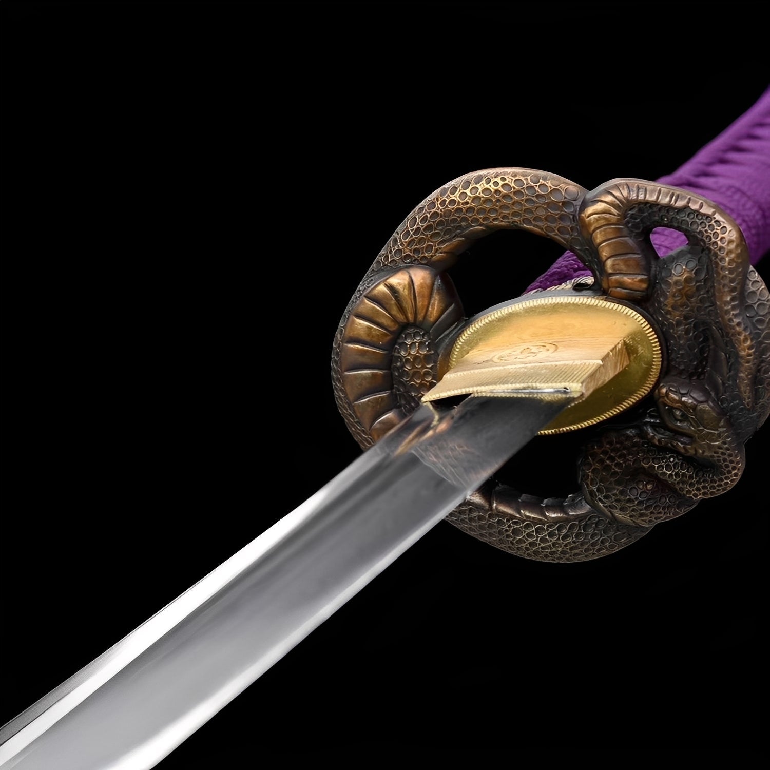 Baioretto Katana auf Holzständer mit lila Saya und diagonalen silber-weißen Bonbon-Streifen