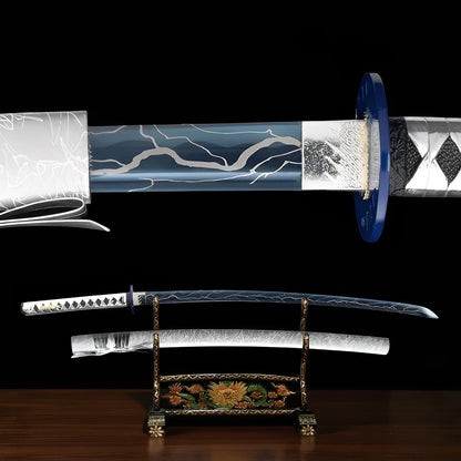 Blitz Katana - 雷嵐刀 — Komplett-Ansicht mit Saya und Display-Ständer