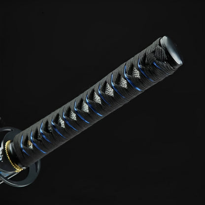 Cyberpunk Katana auf Display-Ständer mit Neon-blauer Klinge und schwarzer Saya mit cyan Streifen
