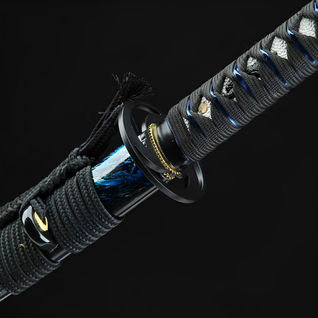 Cyberpunk Katana auf Display-Ständer mit Neon-blauer Klinge und schwarzer Saya mit cyan Streifen