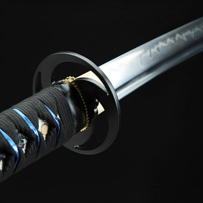 Cyberpunk Katana auf Display-Ständer mit Neon-blauer Klinge und schwarzer Saya mit cyan Streifen